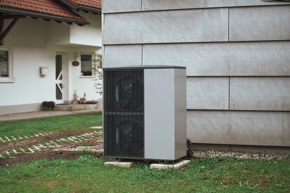 casa cu pompa de caldura in curte