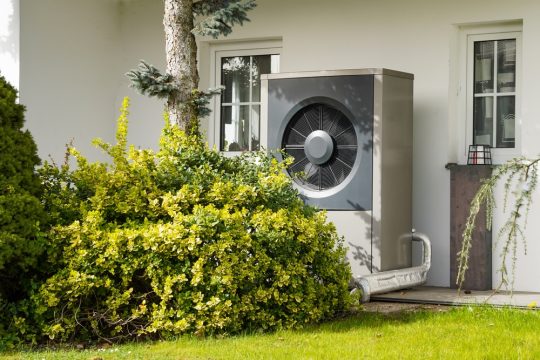 casa moderna cu pompa de caldura in gradina