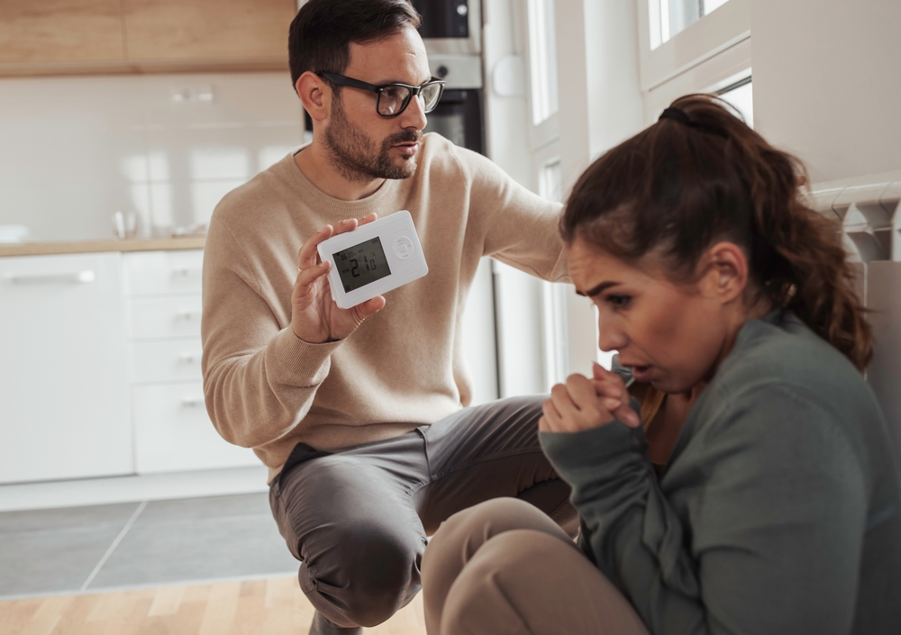 cuplu care intampina probleme ale termostatului