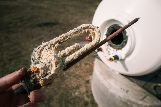 instalator tinand in mana rezistenta boiler cu depuneri de calcar