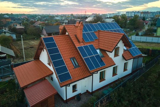 panouri fotovoltaice on-grid pe acoperisul unei case