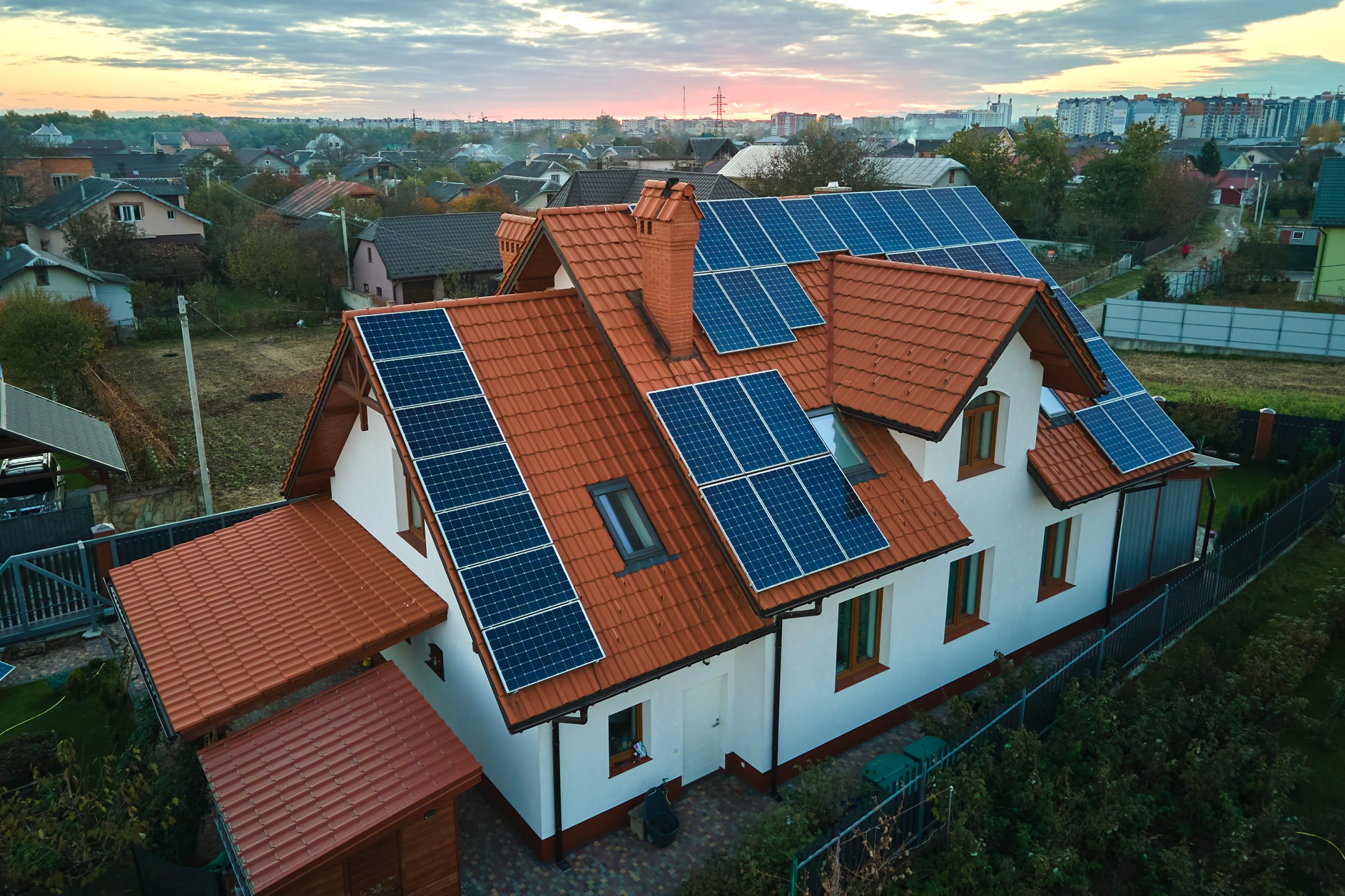 panouri fotovoltaice on-grid pe acoperisul unei case