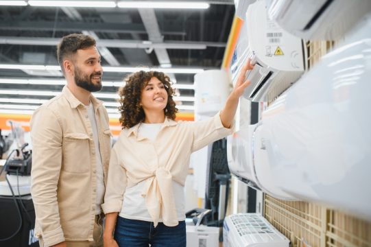 cuplu care alege aparat de aer conditionat in functie de BTU